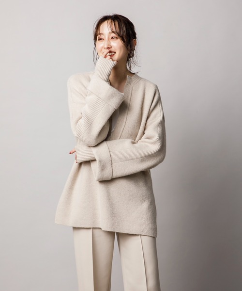 Emma Taylor(エマテイラー)の「アームウォーマー付きキーネックオーバーニットプルオーバー(ニット/セーター・レディース・グレイッシュベージュ/ライトブルー/ブラック・FREE)」の6枚目の写真