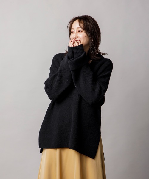 Emma Taylor(エマテイラー)の「アームウォーマー付きキーネックオーバーニットプルオーバー(ニット/セーター・レディース・グレイッシュベージュ/ライトブルー/ブラック・FREE)」の10枚目の写真