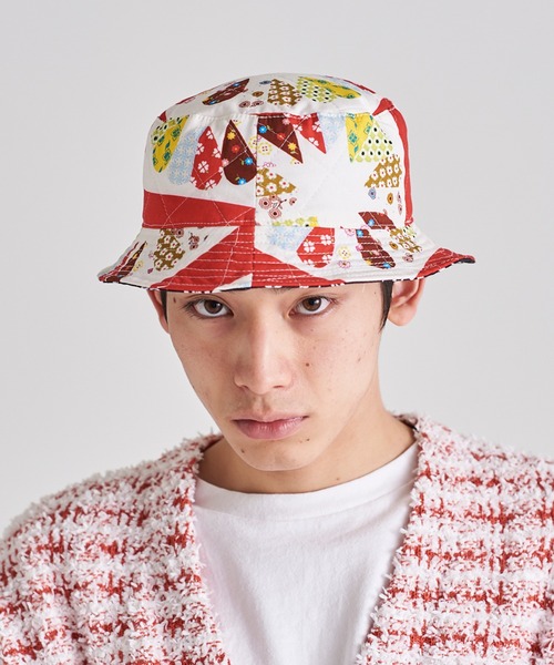 DISCOVERED（ディスカバード）の「DISCOVERED ディスカバード / HAWAIIAN QUILT BUCKET HAT ハワイアンキルトバケットハット / DC-SS23-A-02（ハット・メンズ・ブラック/レッド・FREE）」の2枚目の写真
