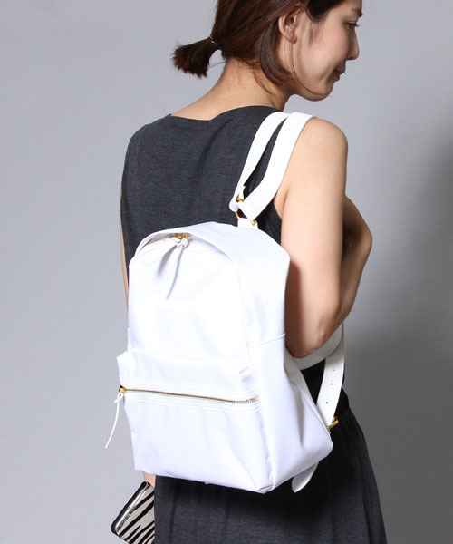 AMERICAN RAG CIE(アメリカンラグシー)の「【オンライン限定】ナイロンサテン×レザーミニリュック(バックパック/リュック・レディース・ブラック/ホワイト/ネイビー・FREE)」の2枚目の写真