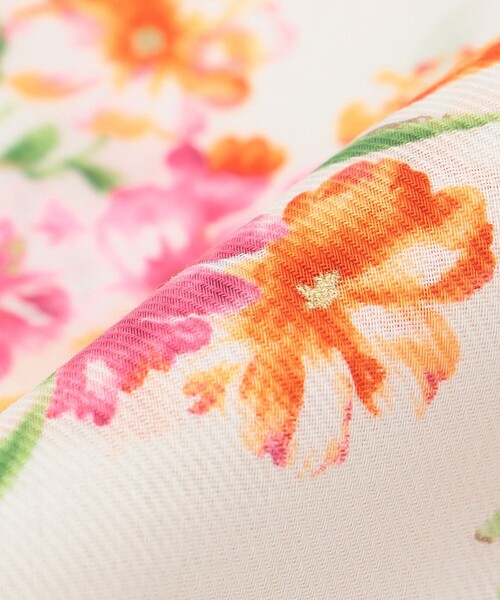 TOCCA（トッカ）の「WATER COLOR HARMONY PRINT ハンカチ（ハンカチ/ハンドタオル・レディース・アイボリー系/ネイビー系/ホワイト系・F）」の6枚目の写真