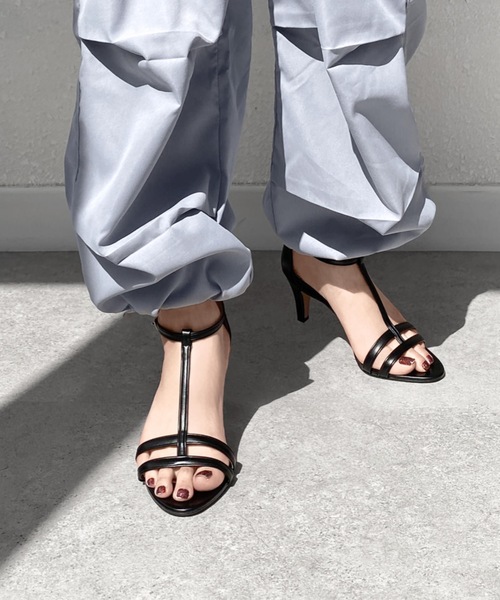MAMIAN（マミアン）の「Tストラップ シンプル サンダル (7.0cmヒール)（サンダル・レディース・グレイッシュベージュ/ホワイト/ブラック/シルバー・S/LL/M/L）」の3枚目の写真