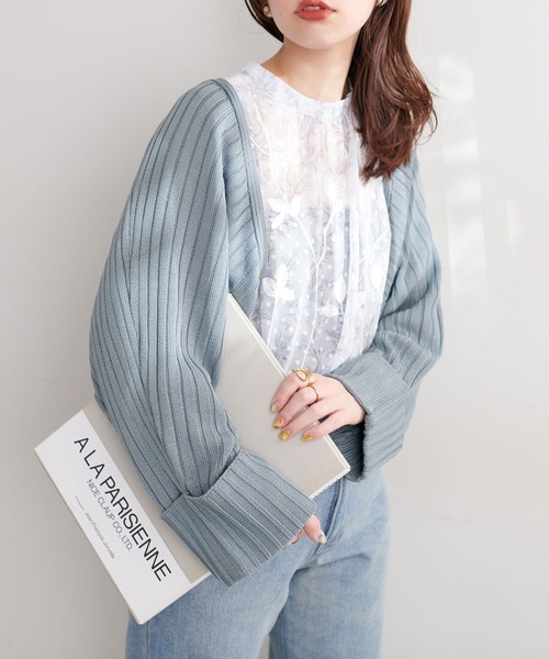 natural couture(ナチュラルクチュール)の「袖口ターンバックリブボレロ(カーディガン/ボレロ・レディース・ベージュ/サックスブルー/オフホワイト/グレー・FREE)」の4枚目の写真