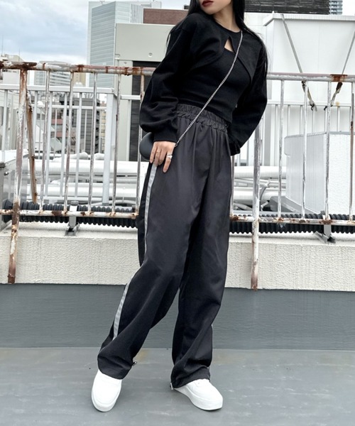 LVEU.(ラブユ.)の「Cropped layered sweat & cami set / クロップドレイヤードスウェット&キャミセット(Tシャツ/カットソー・レディース・ブラック・FREE)」の7枚目の写真