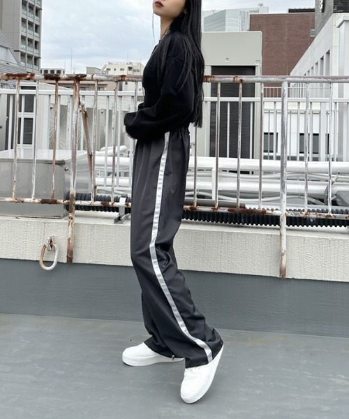 LVEU.(ラブユ.)の「Cropped layered sweat & cami set / クロップドレイヤードスウェット&キャミセット(Tシャツ/カットソー・レディース・ブラック・FREE)」の5枚目の写真