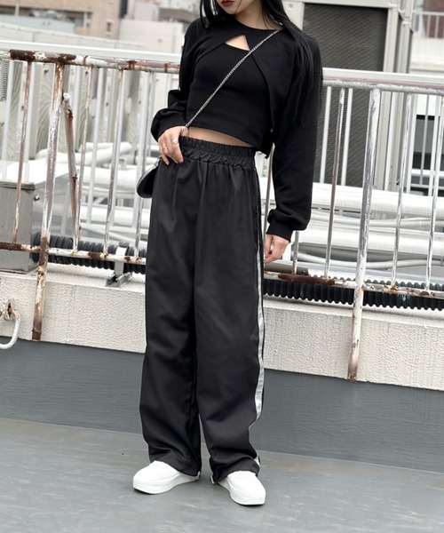 LVEU.(ラブユ.)の「Cropped layered sweat & cami set / クロップドレイヤードスウェット&キャミセット(Tシャツ/カットソー・レディース・ブラック・FREE)」の3枚目の写真