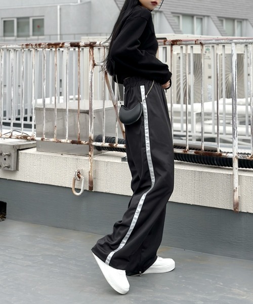LVEU.(ラブユ.)の「Cropped layered sweat & cami set / クロップドレイヤードスウェット&キャミセット(Tシャツ/カットソー・レディース・ブラック・FREE)」の11枚目の写真