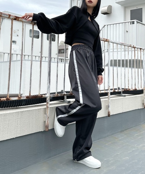 LVEU.(ラブユ.)の「Cropped layered sweat & cami set / クロップドレイヤードスウェット&キャミセット(Tシャツ/カットソー・レディース・ブラック・FREE)」の16枚目の写真