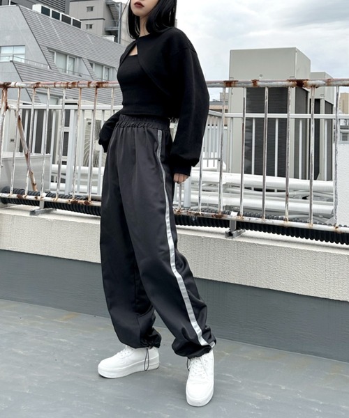 LVEU.(ラブユ.)の「Cropped layered sweat & cami set / クロップドレイヤードスウェット&キャミセット(Tシャツ/カットソー・レディース・ブラック・FREE)」の9枚目の写真