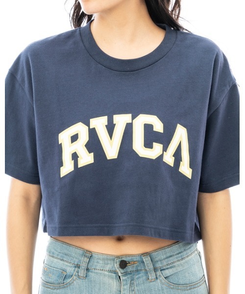 RVCA(ルーカ)の「RVCA レディース BETTER ARCH TEE Tシャツ【2023年夏モデル】/ルーカカレッジロゴクロップド半袖Tシャツ(Tシャツ/カットソー・レディース・ブルー/ブラック/ホワイト・SMALL/MEDIUM/LARGE)」の1枚目の写真