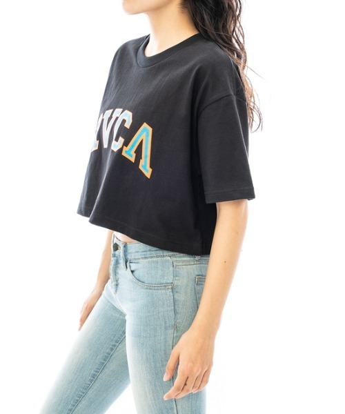RVCA(ルーカ)の「RVCA レディース BETTER ARCH TEE Tシャツ【2023年夏モデル】/ルーカカレッジロゴクロップド半袖Tシャツ(Tシャツ/カットソー・レディース・ブルー/ブラック/ホワイト・SMALL/MEDIUM/LARGE)」の6枚目の写真
