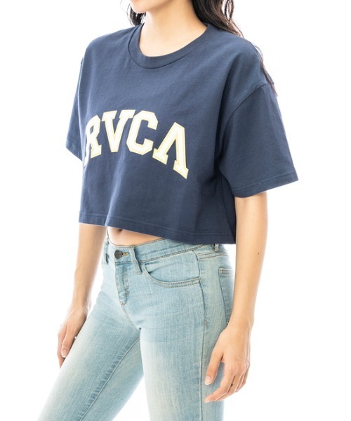 RVCA(ルーカ)の「RVCA レディース BETTER ARCH TEE Tシャツ【2023年夏モデル】/ルーカカレッジロゴクロップド半袖Tシャツ(Tシャツ/カットソー・レディース・ブルー/ブラック/ホワイト・SMALL/MEDIUM/LARGE)」の8枚目の写真