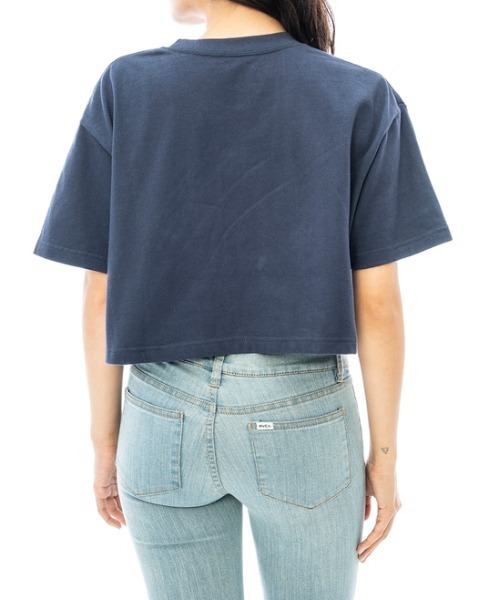 RVCA(ルーカ)の「RVCA レディース BETTER ARCH TEE Tシャツ【2023年夏モデル】/ルーカカレッジロゴクロップド半袖Tシャツ(Tシャツ/カットソー・レディース・ブルー/ブラック/ホワイト・SMALL/MEDIUM/LARGE)」の9枚目の写真
