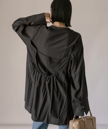 バックデティールシャツ