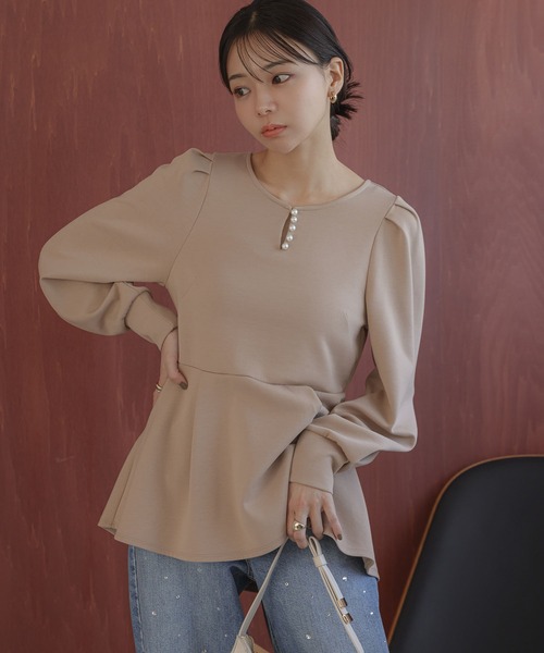 VIS（ビス）の「【スフレタッチシリーズ】フロントパールアクセントペプラムトップス【洗える】（ニット/セーター・レディース・ブラック/キナリ/グリーン系その他/ベージュ・M/S）」の6枚目の写真