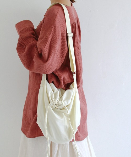 Crisp(クリスプ)の「巾着ショルダーバッグ(ショルダーバッグ・レディース・カーキ/ブラック/アイボリー/マスタード・FREE)」の14枚目の写真