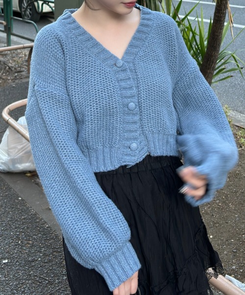 Ada.(エイダ)の「1枚で着回し力抜群◎ くるみボタン ショート丈 カーディガン(カーディガン/ボレロ・レディース・ブラック/グリーン/オフホワイト/イエロー/ブルー・FREE)」の4枚目の写真