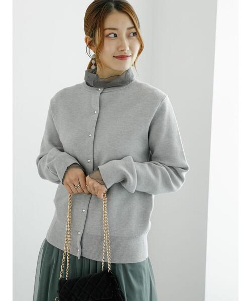 Te chichi(テチチ)の「スムース編みパール釦クルーカーディガン(カーディガン/ボレロ・レディース・オフホワイト/グレー/ブルー/ブラック・F)」の3枚目の写真
