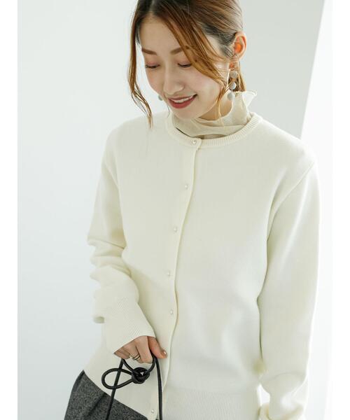Te chichi(テチチ)の「スムース編みパール釦クルーカーディガン(カーディガン/ボレロ・レディース・オフホワイト/グレー/ブルー/ブラック・F)」の5枚目の写真