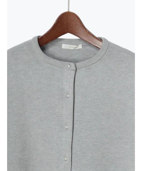 Te chichi(テチチ)の「スムース編みパール釦クルーカーディガン(カーディガン/ボレロ・レディース・オフホワイト/グレー/ブルー/ブラック・F)」の18枚目の写真
