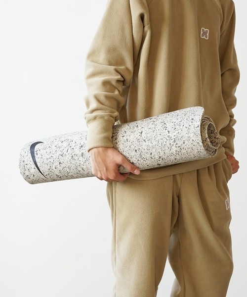 NIKE(ナイキ)の「NIKE/ナイキ ムーブ ヨガマット 4mm(ラグ/マット・メンズ・オフホワイト/ピンク・ONE SIZE)」の2枚目の写真