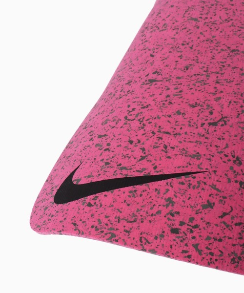 NIKE(ナイキ)の「NIKE/ナイキ ムーブ ヨガマット 4mm(ラグ/マット・メンズ・オフホワイト/ピンク・ONE SIZE)」の5枚目の写真