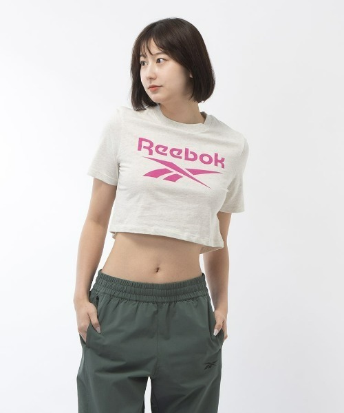 Reebok(リーボック)の「ビッグロゴ クロップTシャツ / IDENTITY BIG LOGO CROP TEE(Tシャツ/カットソー・レディース・ライトグレー/ブラック/ホワイト系その他・LARGE/MEDIUM/SMALL/XX-LARGE/X-LARGE/X-SMALL)」の1枚目の写真