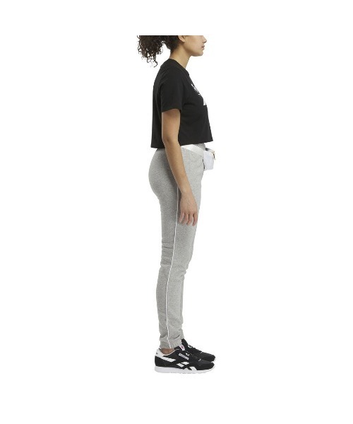 Reebok(リーボック)の「ビッグロゴ クロップTシャツ / IDENTITY BIG LOGO CROP TEE(Tシャツ/カットソー・レディース・ライトグレー/ブラック/ホワイト系その他・LARGE/MEDIUM/SMALL/XX-LARGE/X-LARGE/X-SMALL)」の5枚目の写真