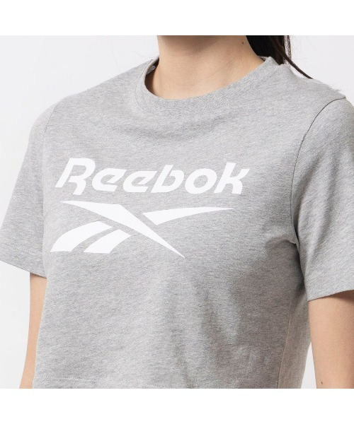 Reebok(リーボック)の「ビッグロゴ クロップTシャツ / IDENTITY BIG LOGO CROP TEE(Tシャツ/カットソー・レディース・ライトグレー/ブラック/ホワイト系その他・LARGE/MEDIUM/SMALL/XX-LARGE/X-LARGE/X-SMALL)」の11枚目の写真