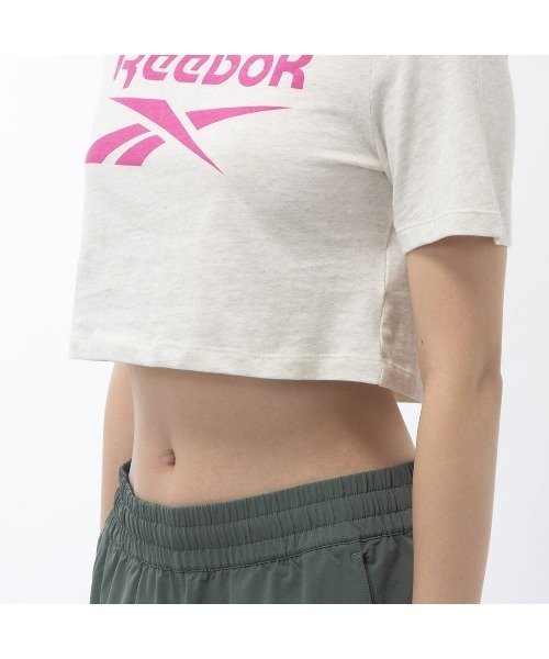Reebok(リーボック)の「ビッグロゴ クロップTシャツ / IDENTITY BIG LOGO CROP TEE(Tシャツ/カットソー・レディース・ライトグレー/ブラック/ホワイト系その他・LARGE/MEDIUM/SMALL/XX-LARGE/X-LARGE/X-SMALL)」の17枚目の写真