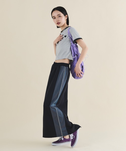 MERLOT（メルロー）の「刺繍ハートクロップドリンガーT（Tシャツ/カットソー・レディース・グレー/ブラック・FREE）」の3枚目の写真