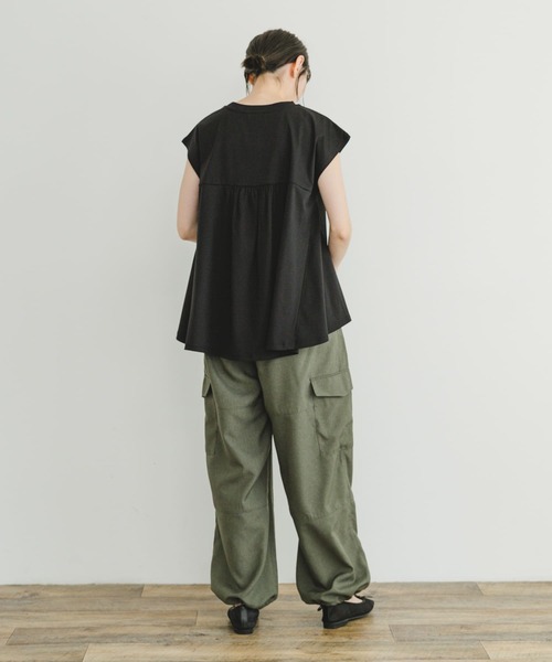 ITEMS URBANRESEARCH（アイテムズ アーバンリサーチ）の「バックティアードフレンチTシャツ（Tシャツ/カットソー・レディース・チャコールグレー/オフホワイト/ライトカーキ/ブラック・FREE）」の17枚目の写真