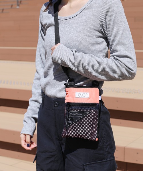 sankyo shokai（サンキョウショウカイ）の「[KAKSI]  サコッシュ スマホポーチ 折りたたみエコバッグ付き（ショルダーバッグ・レディース・ライトグレー/カーキ/ブラック/サーモンピンク・FREE）」の4枚目の写真