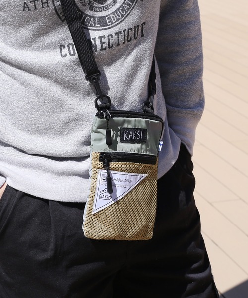 sankyo shokai（サンキョウショウカイ）の「[KAKSI]  サコッシュ スマホポーチ 折りたたみエコバッグ付き（ショルダーバッグ・レディース・ライトグレー/カーキ/ブラック/サーモンピンク・FREE）」の3枚目の写真