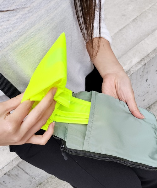 sankyo shokai（サンキョウショウカイ）の「[KAKSI]  サコッシュ スマホポーチ 折りたたみエコバッグ付き（ショルダーバッグ・レディース・ライトグレー/カーキ/ブラック/サーモンピンク・FREE）」の12枚目の写真