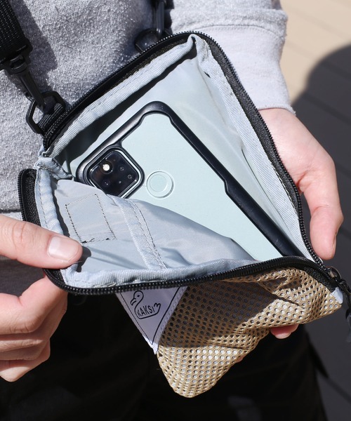 sankyo shokai（サンキョウショウカイ）の「[KAKSI]  サコッシュ スマホポーチ 折りたたみエコバッグ付き（ショルダーバッグ・レディース・ライトグレー/カーキ/ブラック/サーモンピンク・FREE）」の6枚目の写真