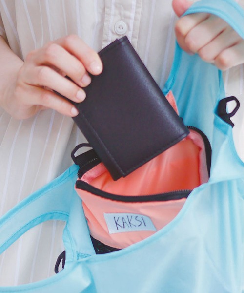 sankyo shokai（サンキョウショウカイ）の「[KAKSI]  サコッシュ スマホポーチ 折りたたみエコバッグ付き（ショルダーバッグ・レディース・ライトグレー/カーキ/ブラック/サーモンピンク・FREE）」の7枚目の写真