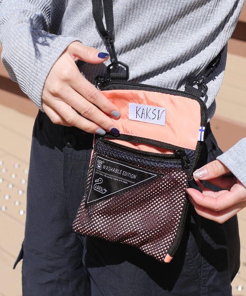 sankyo shokai（サンキョウショウカイ）の「[KAKSI]  サコッシュ スマホポーチ 折りたたみエコバッグ付き（ショルダーバッグ・レディース・ライトグレー/カーキ/ブラック/サーモンピンク・FREE）」の9枚目の写真