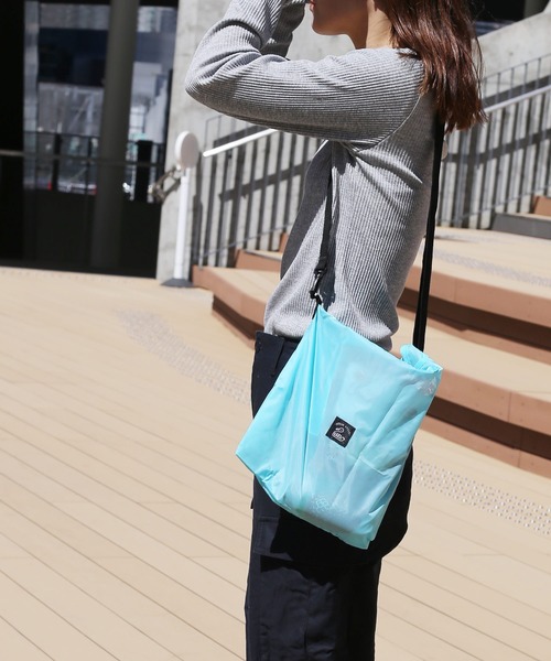 sankyo shokai（サンキョウショウカイ）の「[KAKSI]  サコッシュ スマホポーチ 折りたたみエコバッグ付き（ショルダーバッグ・レディース・ライトグレー/カーキ/ブラック/サーモンピンク・FREE）」の8枚目の写真