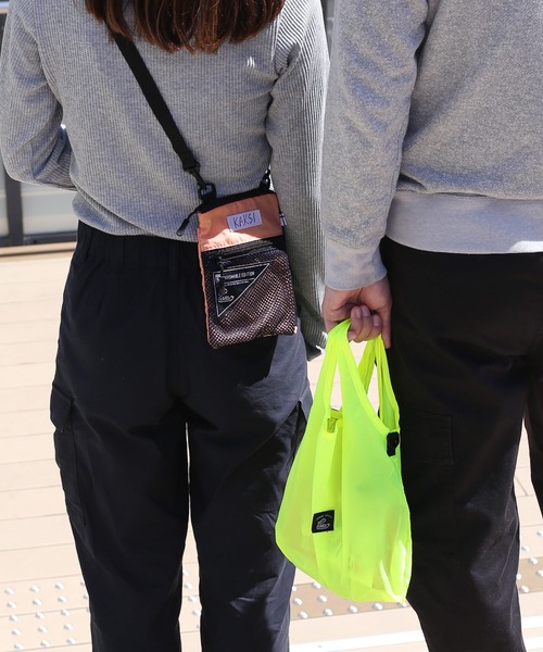 sankyo shokai（サンキョウショウカイ）の「[KAKSI]  サコッシュ スマホポーチ 折りたたみエコバッグ付き（ショルダーバッグ・レディース・ライトグレー/カーキ/ブラック/サーモンピンク・FREE）」の15枚目の写真