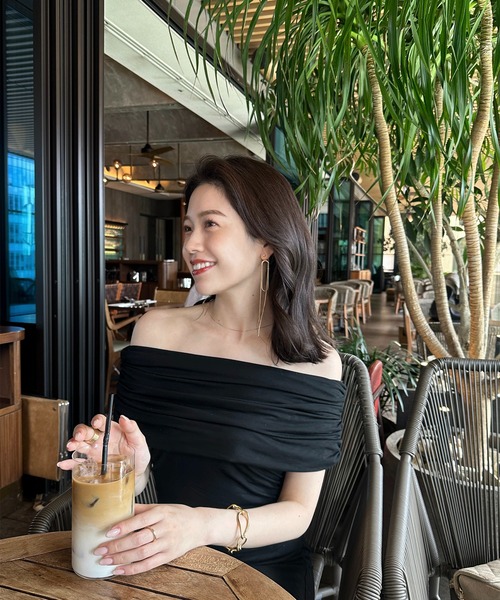 【セール】オフショルダーギャザーワンピース(ワンピース)|anuans(アニュアンス) 【セール】オフショルダーギャザーワンピース(ワンピース)|anuans(アニュアンス)