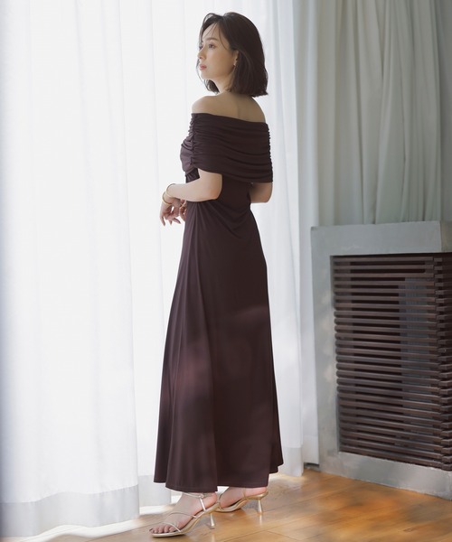 anuans（アニュアンス）の「オフショルダーギャザーワンピース