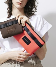 ARTISAN&ARTIST（アルティザンアンドアーティスト）の「「ARTISAN＆ARTIST」ニュー・デュアリティ/ループ付き・薄マチポーチ・ラージ（ポーチ）」