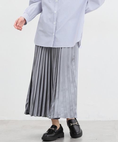 Honeys(ハニーズ)の「サテンプリーツスカート(スカート・レディース・グレイッシュベージュ/サックスブルー/ブラック/モカ・M/S/3L/LL/L)」の8枚目の写真