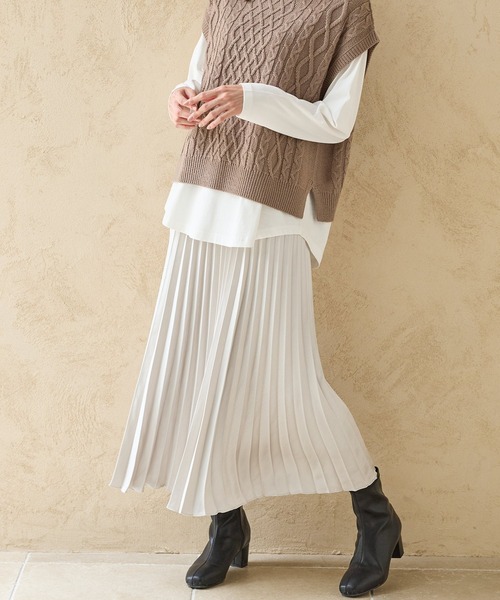 Honeys(ハニーズ)の「サテンプリーツスカート(スカート・レディース・グレイッシュベージュ/サックスブルー/ブラック/モカ・M/S/3L/LL/L)」の10枚目の写真