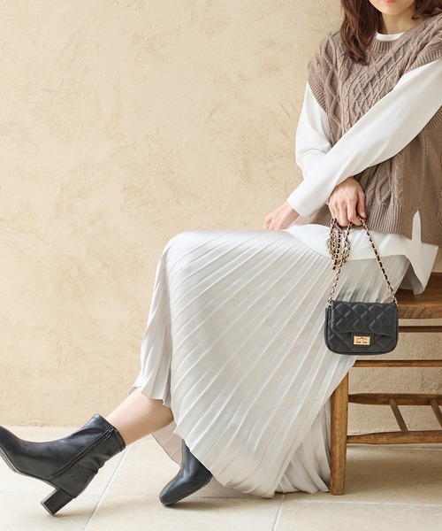 Honeys(ハニーズ)の「サテンプリーツスカート(スカート・レディース・グレイッシュベージュ/サックスブルー/ブラック/モカ・M/S/3L/LL/L)」の11枚目の写真