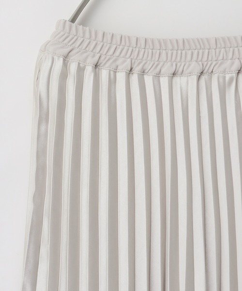 Honeys(ハニーズ)の「サテンプリーツスカート(スカート・レディース・グレイッシュベージュ/サックスブルー/ブラック/モカ・M/S/3L/LL/L)」の22枚目の写真