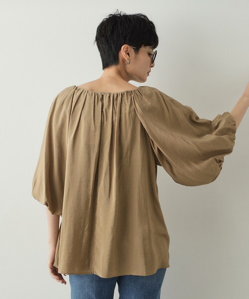 OPAQUE.CLIP（オペークドットクリップ）の「◆バルーンスリーブギャザーブラウス【洗濯機洗い可】（シャツ/ブラウス・レディース・ベージュ/ブルー系その他/ブラック/チャコールグレー・38/40/42）」の5枚目の写真