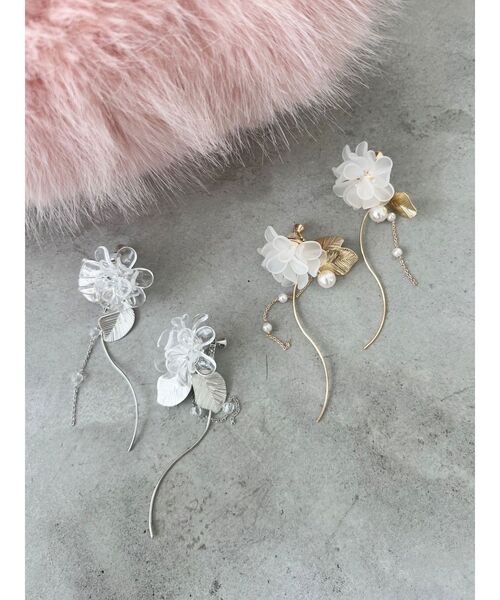 MERCURYDUO(マーキュリーデュオ)の「BIGフラワーモチーフパールチェーンイヤリング(イヤリング・レディース・ゴールド/シルバー・FREE)」の3枚目の写真