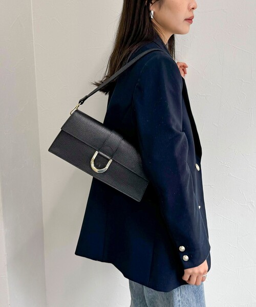 fredy emue（フレディエミュ）の「【AULENTTI/オーレンティ】横長バックルワンショル バック（ショルダーバッグ・レディース・ブラック・FREE）」の2枚目の写真